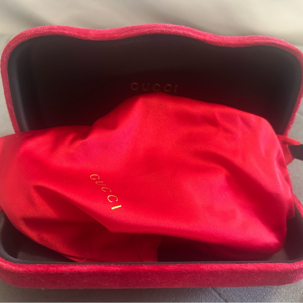 Gucci Oversized Women's Sunglasses with Red Silk Pouch and case - Picture 6 of 9